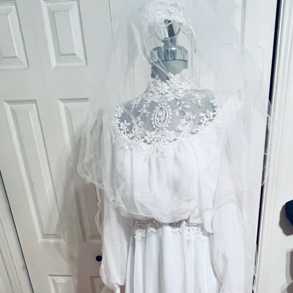 Elegant White Lace Wedding Dress - Picture 1 of 13
